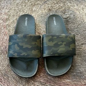 Old Navy Youth Size 5/6 camo green, stripe slip on sport slide sandals